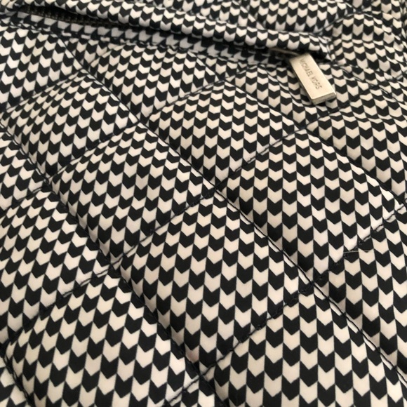 💜 Michael Kors Black and White Puffer Vest - Picture 3 of 7